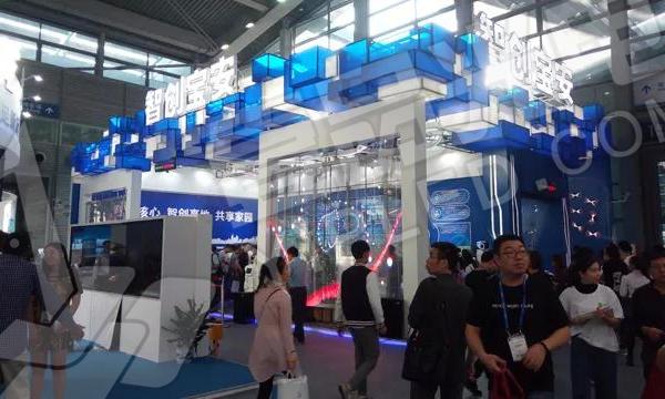 高交會 | 壹品LED透明屏展現(xiàn)無窮魅力，獲區(qū)委書記頻頻點贊