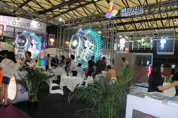 壹品透明LED顯示屏閃炫上海，領(lǐng)航視界風(fēng)尚潮流