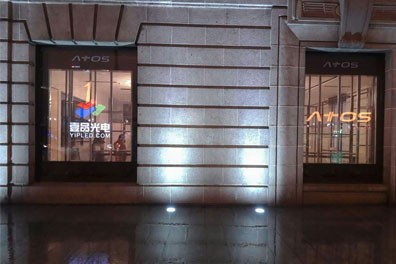 壹品光電 | LED透明屏助力奢侈品免稅店愛(ài)徒打造透明櫥窗