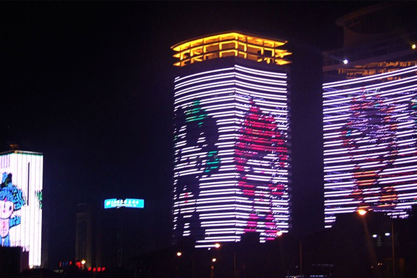 LED透明屏搭上夜游經(jīng)濟(jì)發(fā)展的快車 未來(lái)在景觀照明領(lǐng)域大放光彩